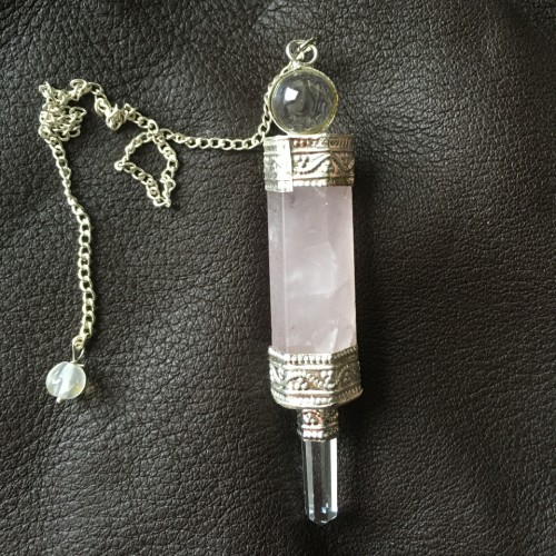 Pendule "Maître Yi", en quartz rose et cristal de roche