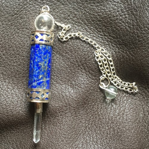 Pendule "Maître Yi", en lapis-lazuli et cristal de roche