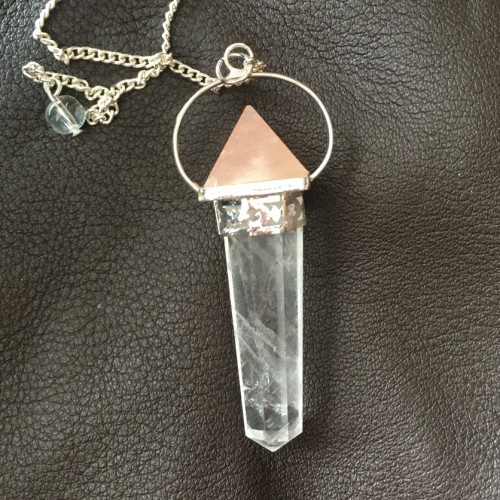 Pendule octogonal en cristal de roche, surmonté d'une pyramide en quartz rose