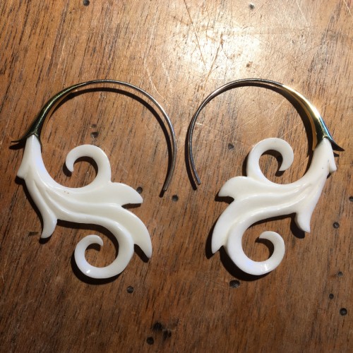 Boucles d'oreilles florales en os