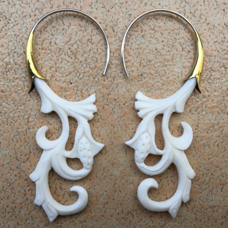 Boucles d'oreilles florales en os