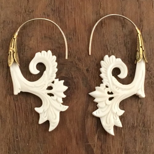 Boucles d'oreilles florales en os