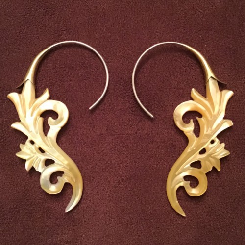 Boucles d'oreilles florales en nacre jaune