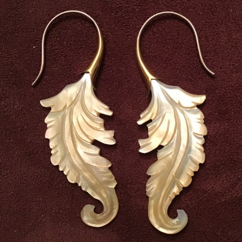 Boucles d'oreilles plume en nacre jaune