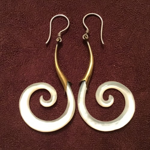 Boucles d'oreilles spirales en nacre jaune