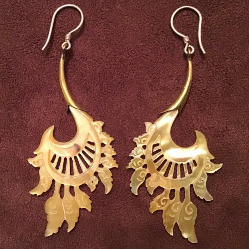 Boucles d'oreilles ajourées en nacre jaune