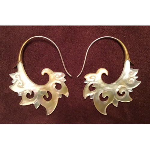 Boucles d'oreilles florales en nacre jaune