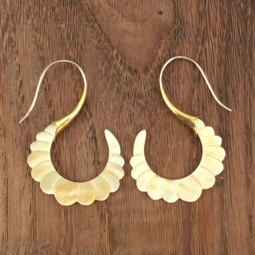 Boucles d'oreilles en nacre jaune