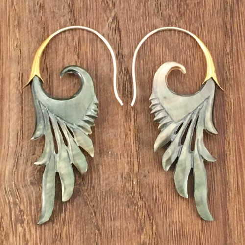 Boucles d'oreilles ailes ajourées en nacre grise