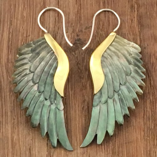 Boucles d'oreilles ailes en nacre grise