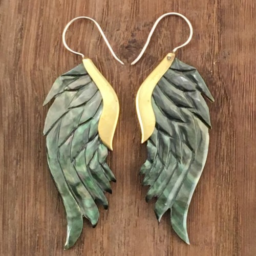 Boucles d'oreilles ailes en nacre grise