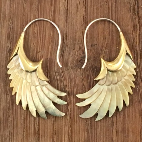 Boucles d'oreilles ailes en nacre grise